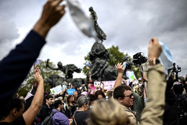 Los manifestantes sostienen máscaras durante una protesta contra el uso obligatorio de máscaras en la Place de La Nation en París el 29 de agosto de 2020, en medio de la pandemia de Covid-19 (nuevo coronavirus). – Las máscaras, que ya eran obligatorias en el transporte público, en espacios públicos cerrados y al aire libre en París en ciertas áreas de alta congestión alrededor de los sitios turísticos, se hicieron obligatorias al aire libre en toda la ciudad el 28 de agosto para combatir las crecientes infecciones por coronavirus. (Foto de Christophe ARCHAMBAULT / AFP)