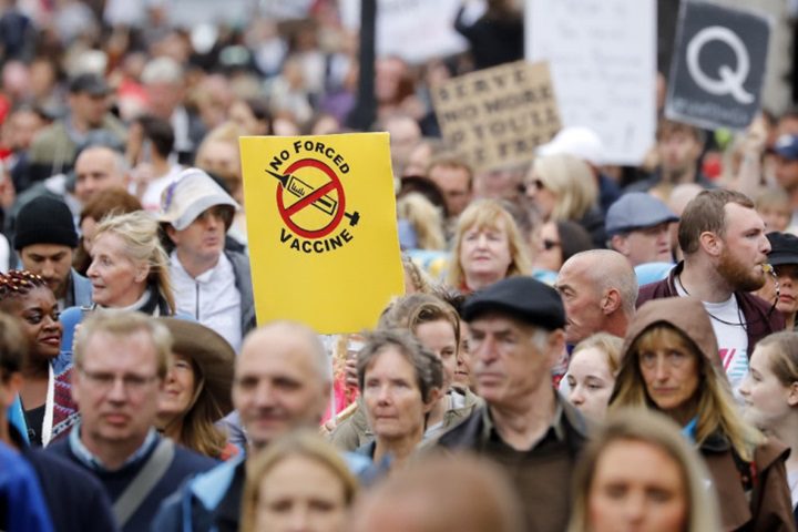 Los manifestantes marchan por Whitehall en el centro de Londres para “exponer la verdad sobre Covid y el encierro” en una manifestación organizada por Save our Rights el 29 de agosto de 2020. (Foto de Tolga AKMEN / AFP)