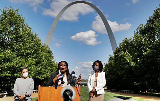 Cori Bush, demócrata en su primer mandato como representante por Missouri, es una pastora que defiende el ingreso básico universal.Credit...Jeff Roberson/Associated Press