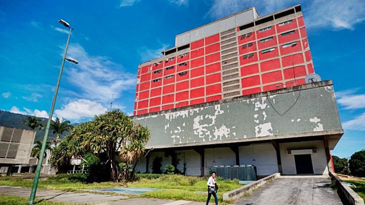 Universidad Central de Venezuela (UCV), en Caracas (Venezuela). Personal sanitario, docentes, técnicos o informáticos son algunos de los profesionales cualificados que escasean en Venezuela. EFE/MIGUEL GUTIERREZ