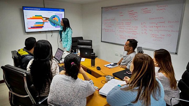 Reunión en las oficinas de PGA Group, empresa de capital humano, en Caracas (Venezuela).  EFE/MIGUEL GUTIERREZ