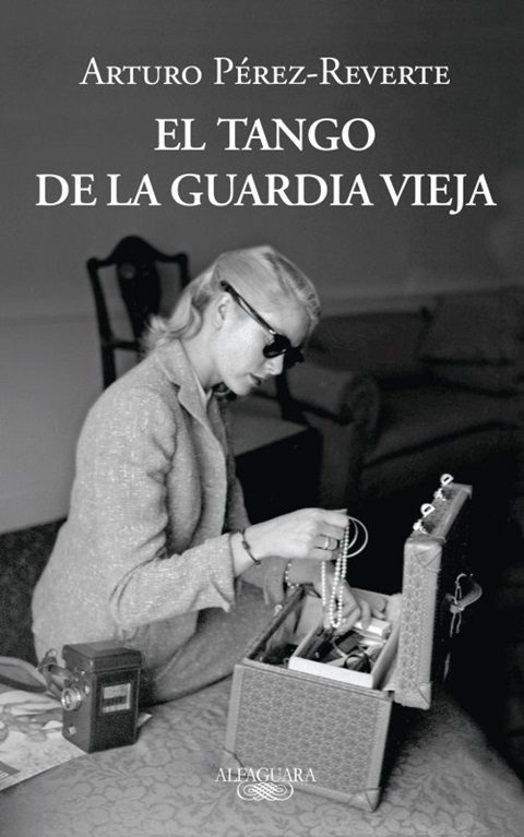 En la portada: Grace Kelly, en un descanso de la filmación de «To Catch a Thief» (Atrapar al ladrón). 