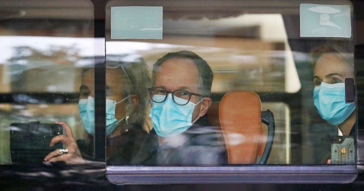 Los miembros del equipo de la Organización Mundial de la Salud (OMS) encargados de investigar los orígenes de la pandemia de la enfermedad del coronavirus (COVID-19) se sientan en un autobús cuando salen de su hotel de cuarentena en Wuhan, provincia de Hubei, China, el 28 de enero de 2021. REUTERS / Thomas Pedro