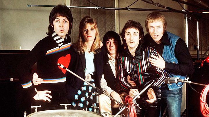 La formación de Wings: Paul McCartney, Linda McCartney, Jimmy McCulloch, Denny Laine y Geoff Britton en una gira de 1974 (Hulton Archive/Getty Images)