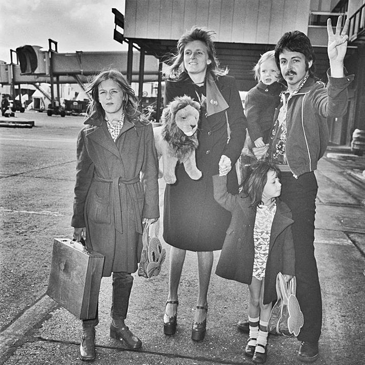 Paul y Linda en una gira con Wings en las que viajaban con sus hijos. En la foto las tres hijas del matrimonio: Heather, Stella y Mary (Hulton Archive/Getty Images)