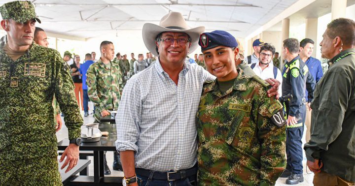 Gustavo Petro con militares colombianos 1