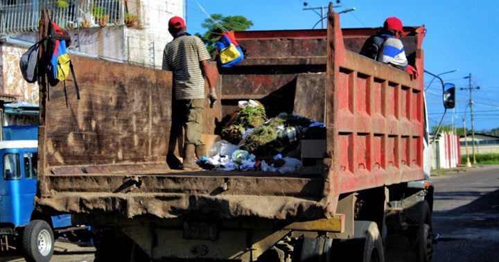 Recogiendo la basura en Tucupita