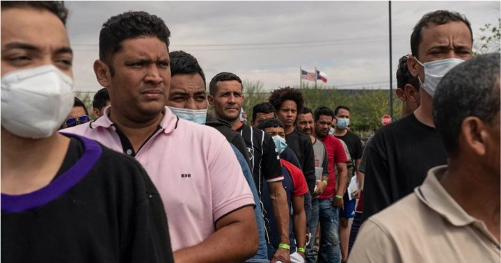 Fotos de migrantes cruzando Rio Bravo 1 - Las fotos de los inmigrantes cruzando el Río Grande, subrayan la crisis fronteriza de los Estados Unidos