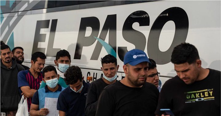 Fotos de migrantes cruzando Rio Bravo 2 - Las fotos de los inmigrantes cruzando el Río Grande, subrayan la crisis fronteriza de los Estados Unidos