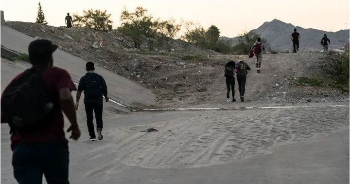 Fotos de migrantes cruzando Rio Bravo 3 - Las fotos de los inmigrantes cruzando el Río Grande, subrayan la crisis fronteriza de los Estados Unidos