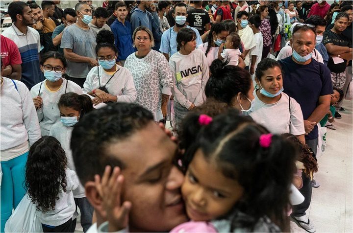 Fotos de migrantes cruzando Rio Bravo 4 - Las fotos de los inmigrantes cruzando el Río Grande, subrayan la crisis fronteriza de los Estados Unidos