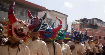 Los diablos danzan en Caracas gracias al colegio Nuestra Señora del Carmen