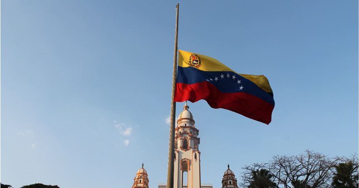 Panteón Nacional bandera media asta